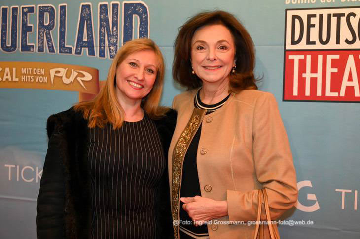 Schauspielerin Gabrielle Odinis und Moderatorin Uschi D&auml;mmrich von Luttitz  auf dem Roten Teppich bei "Abenteuerland - Das Musical" im Deutschen Theater bis 18.01.2026 (&copy;Foto: Ingrid Grossmann)